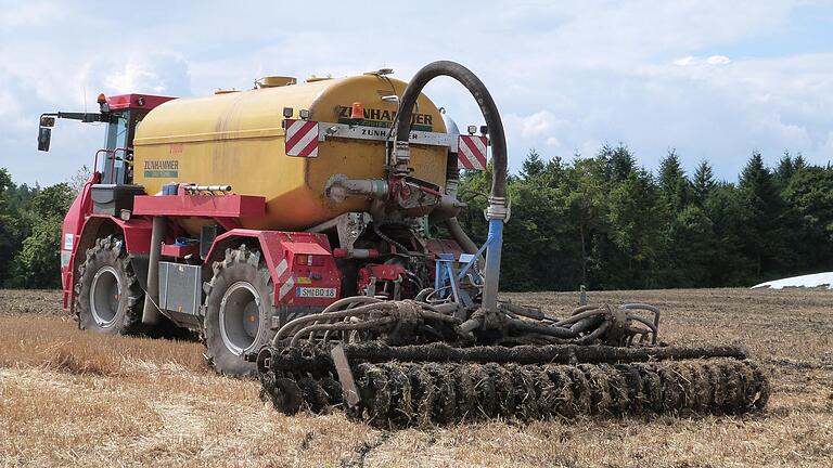 Symboldbild Klärschlamm in der Landwirtschaft