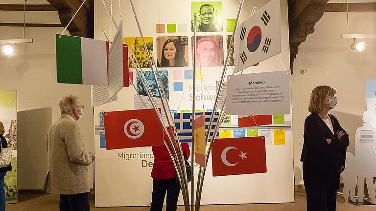 Die große Wand im Alten Rathaus zeigt die Vielfalt der Menschen mit Migrationshintergrund in Schweinfurt und war bei der Ausstellungseröffnung ein Ort, an dem man länger verweilte.