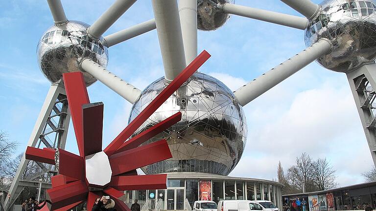 Atomium wird 60       -  Touristen fotografieren sich vor dem Atomium. Das 102 Meter hohe Bauwerk wurde für die Weltausstellung 1958 errichtet.