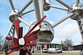 Atomium wird 60       -  Touristen fotografieren sich vor dem Atomium. Das 102 Meter hohe Bauwerk wurde für die Weltausstellung 1958 errichtet.