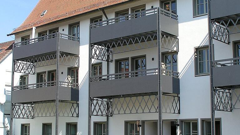 Im Erdgeschoss der ehemaligen Zehntscheune, dort wo sich früher der Schulungsraum der Feuerwehr befunden hatte, wird das neue Ochsenfurter Stadtarchiv eingerichtet. Die Stadt hat die Räumlichkeiten gemietet.