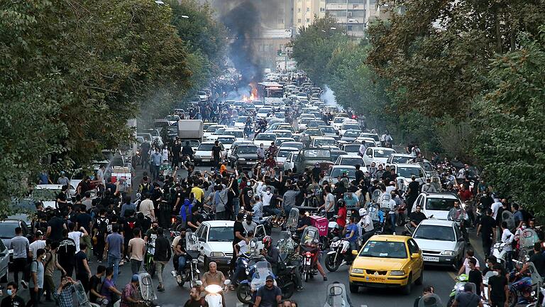 Seit nunmehr zwei Monaten gehen die Menschen im Iran aus Protest gegen das Regime auf die Straße. Dieses Bild entstand am 21. September 2022. Seit nunmehr zwei Monaten gehen die Menschen im Iran aus Protest gegen das Regime auf die Straße. Dieses Bild entstand am 21. September 2022.