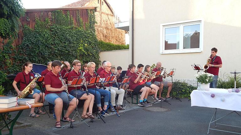 Musikalisch gestaltet wurde der Hofgottesdienst von der Sendelbacher Blasmusik. Musikalisch gestaltet wurde der Hofgottesdienst von der Sendelbacher Blasmusik.