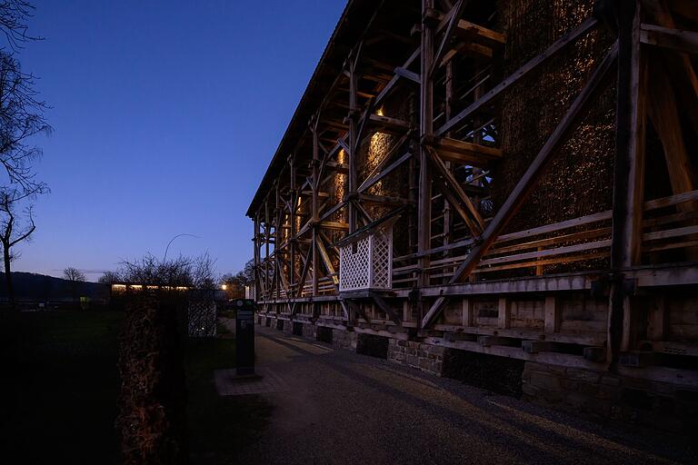 Kissinger Historie: Die Geschichte der Salzgewinnung und den Bedeutungswandel kann man an der Saline live erleben. Bei Dämmerung wirken Gradierbau und Runder Brunnen besonders eindrucksvoll. Kissinger Historie: Die Geschichte der Salzgewinnung und den Bedeutungswandel kann man an der Saline live erleben. Bei Dämmerung wirken Gradierbau und Runder Brunnen besonders eindrucksvoll.
