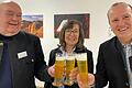 Freuen sich in Oberthulba über die gelungene Premiere des Talentwettbewerbs&nbsp; für junge Brauer. Von links: Peter Romeis, Gründer der gleichnamigen Stiftung,&nbsp; Dipl.-Ing. Ingrid Schmittnägel, Geschäftsführerin und Vorsitzende des Stiftungskuratoriums, sowie Biersommelier Karl Schiffner