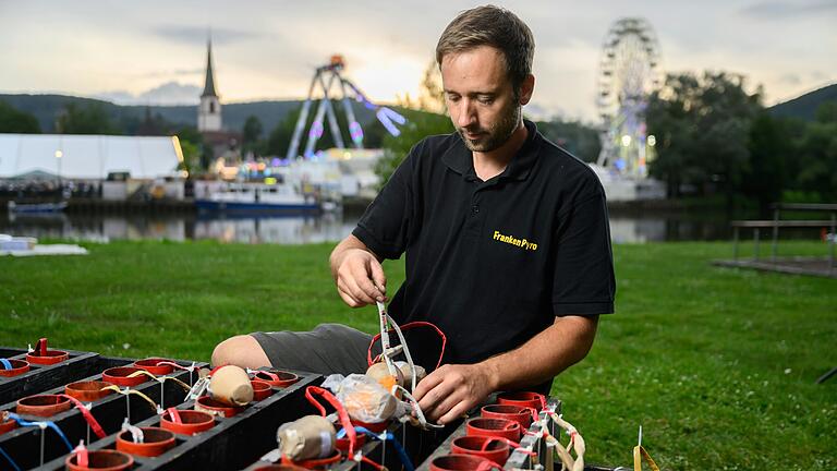Konzentrationsarbeit: Jürgen Mattis richtet die Abschussbatterien für das Feuerwerk der Lohrer Spessartfestwoche und füllt sie mit Feuerwerkskörpern.&nbsp;&nbsp;