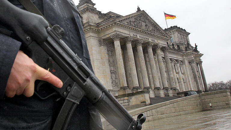 „Die Einschläge kommen näher“ - Ein Polizeibeamter mit einer Maschinenpistole vor dem Reichstag in Berlin. „Die Einschläge kommen näher“ - Ein Polizeibeamter mit einer Maschinenpistole vor dem Reichstag in Berlin.