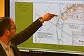 Planer Marcus Viebahn präsentierte dem Gemeinderat Rödelsee Zukunftspläne für den südwestlichen Ortsrand von Rödelsee: Mit Kreisverkehr und Südspange für die Erschließung eines möglichen neuen Baugebiets sowie eine Gestaltungsidee bei der Einmündung der Mainbernheimer Straße in die Umgehungsstraße. Dabei ging der Planer noch von einem Stehenbleiben der Garagenanlage beim Sportheim aus. Der Gemeinderat möchte diese jedoch abreißen.