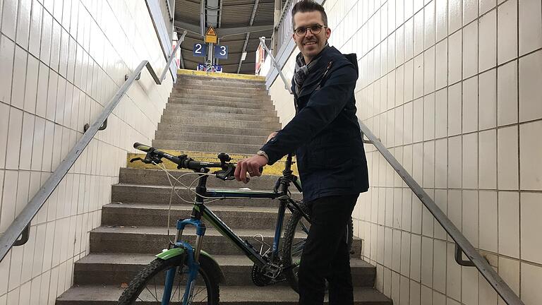 Dass der Karlstadter Bahnhof nicht barrierefrei ist, ist Benedikt Kaufmann ein Dorn im Auge. Dass der Karlstadter Bahnhof nicht barrierefrei ist, ist Benedikt Kaufmann ein Dorn im Auge.