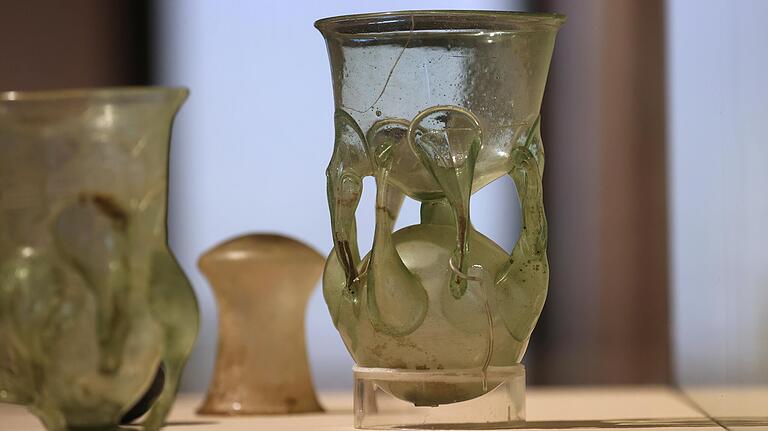 Glasgefäße mit abgerundetem Boden. In der Bildmitte: der 'Guttrolf' von Unterspiesheim, ein herausragendes Beispiel rheinfränkischer Glasmacherkunst Glasgefäße mit abgerundetem Boden. In der Bildmitte: der 'Guttrolf' von Unterspiesheim, ein herausragendes Beispiel rheinfränkischer Glasmacherkunst