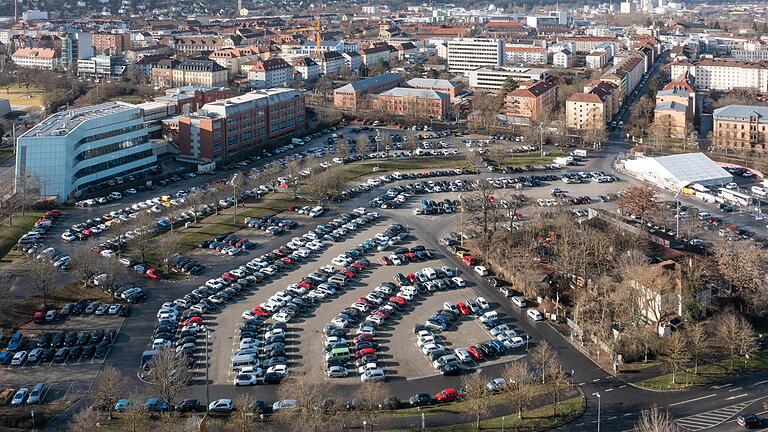Blick auf den Großparkplatz Talavera im Würzburger Stadtteil Zellerau.