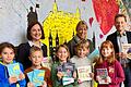 Rektorin Carola Günther, Konrektorin Monika Obermeier-Giehl und Viertklasskinder freuen sich über die großzügige Bücherspende des Rotary-Clubs Würzburg-Stein, überreicht durch Jürgen Geisel.