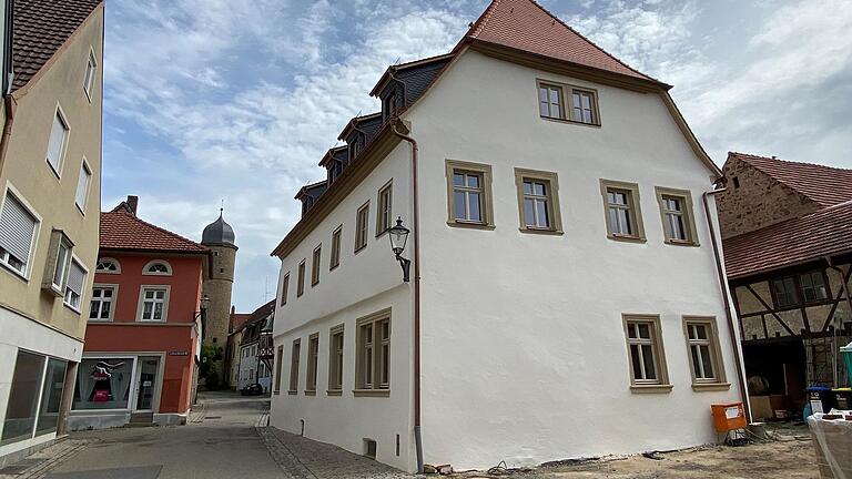 Das ehemalige Stadtschreiberhaus von 1453 in der Weiße-Turm-Straße in Gerolzhofen wurde von Privatleuten aufwändig saniert und erblüht wieder im alten Glanz. Das ehemalige Stadtschreiberhaus von 1453 in der Weiße-Turm-Straße in Gerolzhofen wurde von Privatleuten aufwändig saniert und erblüht wieder im alten Glanz.