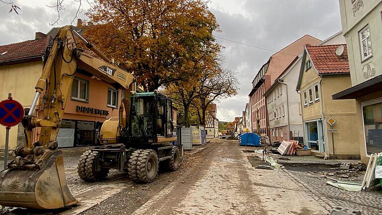 Von der Torgasse bis zur Schloss-Apotheke wurden bis Mitte November noch Leitungen für das Nahwärmenetz verlegt. Jetzt geht es in der Manggasse weiter. Von der Torgasse bis zur Schloss-Apotheke wurden bis Mitte November noch Leitungen für das Nahwärmenetz verlegt. Jetzt geht es in der Manggasse weiter.