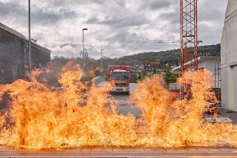 Mit kontrolliert entzündetem Gas kann ein Flüssigkeitsbrand auf der Straße simuliert werden.