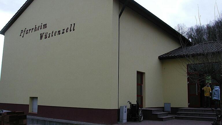 Ab 2026 wird der gemeindliche Kindergarten erweitert. Wird das Pfarrheim in Wüstenzell als Ausweichquartier genutzt oder entscheidet sich der Gemeinderat doch für eine Containerlösung?
