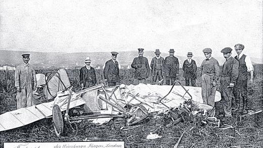 Auf einer Ansichtskarte festgehalten: Die Überreste des Flugzeugs von Leo Lendner und Albert Sénard nach dem Absturz in der Nähe des Galgenbergs. Das Foto stammt aus dem Stadtarchiv, die übrigen Abbildungen entnahmen wir der 1990 vom Flugsport-Club herausgegebenen Broschüre „Luftfahrt in Würzburg. Ein Rückblick auf Würzburgs Fluggeschichte' von Heinz Gräf und Otto Weber. Auf einer Ansichtskarte festgehalten: Die Überreste des Flugzeugs von Leo Lendner und Albert Sénard nach dem Absturz in der Nähe des Galgenbergs. Das Foto stammt aus dem Stadtarchiv, die übrigen Abbildungen entnahmen wir der 1990 vom Flugsport-Club herausgegebenen Broschüre „Luftfahrt in Würzburg. Ein Rückblick auf Würzburgs Fluggeschichte' von Heinz Gräf und Otto Weber.