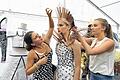 Kreativ und ausgefallen: Model Magdalena Koch wird kurz vor einer Modenschau in einem Recycling-Unternehmen in Albstadt von den beiden Designerinnen Sophia Seefried (links) und Marie-Catherine Scholtissek (rechts) angezogen, bevor sie in einem aus Schrott und Müll gefertigten Kleid über den Laufsteg geht.