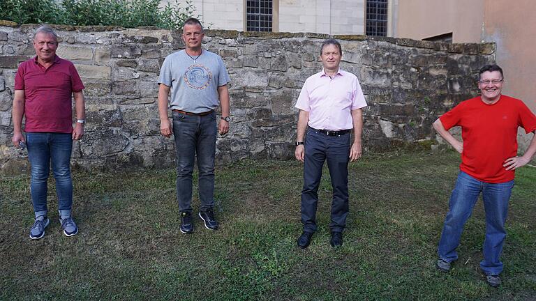 Michael Ebner wurde zum Ortssprecher von Aub gewählt. Unser Bild zeigt (von links) Stadtrat Peter Kuhn Althausen, Michael Ebner, Bürgermeister Thomas Helbling und Stadtrat Gerald Kneuer. Michael Ebner wurde zum Ortssprecher von Aub gewählt. Unser Bild zeigt (von links) Stadtrat Peter Kuhn Althausen, Michael Ebner, Bürgermeister Thomas Helbling und Stadtrat Gerald Kneuer.