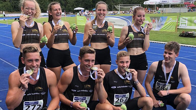 Zwei Staffeln, zweimal Gold, die U-23-Quartette der LG Main-Spessart siegten in Erding: (hinten von links) Paula Gerhard, Mia Weißhaar, Theresa Schalling, Annemarie Zimmer, (vorne von links)&nbsp;Philipp und Hannes Heidenfelder, Jonas Babinsky und Emil Stöhr.