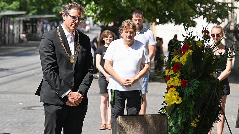 Bürgermeister Martin Heilig gedachte am Sonntag am Barbarossaplatz in Würzburg mit einem Kranz der Opfer des Messerangriffs vor zwei Jahren.