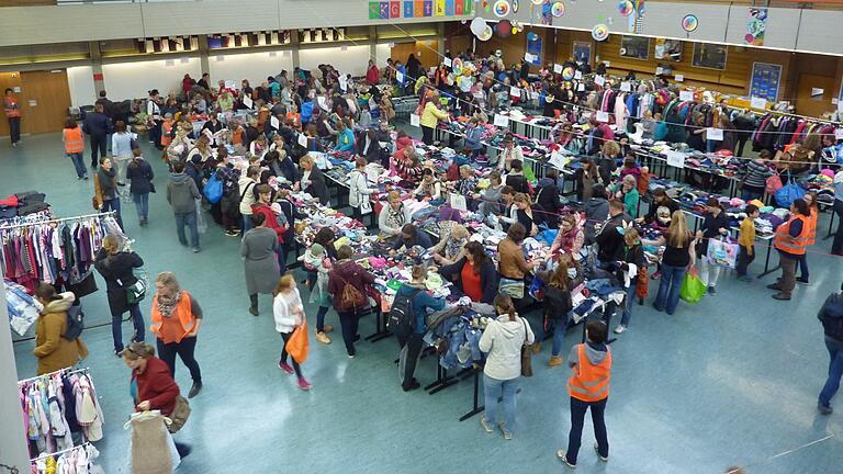 Den Kinderkleidermarkt Zellerau gibt es seit 2013. Der Erlös kommt gemeinnützigen Institutionen im Stadtteil zugute.