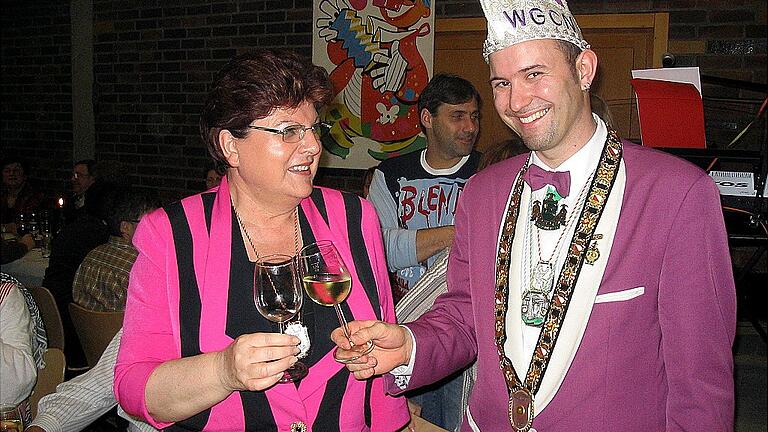 Prominente Gäste geben sich bei den Faschingssitzungen des Karnevalsvereins Weingenießerclub Nordheim ein Stelldichein. Zu ihnen zählt auch die Präsidentin des Bayerischen Landtags Barbara Stamm. Unser Bild zeigt sie zusammen mit Sitzungspräsident Jürgen Förster. Prominente Gäste geben sich bei den Faschingssitzungen des Karnevalsvereins Weingenießerclub Nordheim ein Stelldichein. Zu ihnen zählt auch die Präsidentin des Bayerischen Landtags Barbara Stamm. Unser Bild zeigt sie zusammen mit Sitzungspräsident Jürgen Förster.
