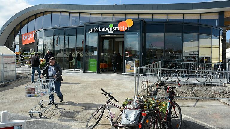 Die auch in Mainfranken vertretene Supermarkt-Kette Tegut aus Fulda hat seit zwei Monaten mit den Folgen eines Angriffs von Daten-Kriminellen zu kämpfen. Für Kunden stellen sich sensible Fragen.