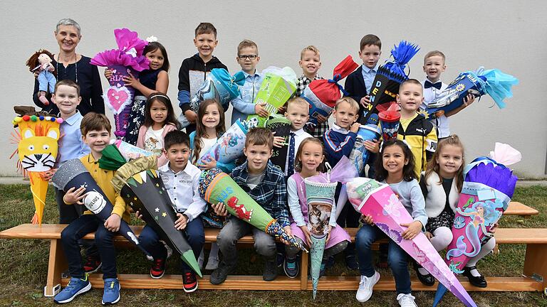 Mit bunten Schultüten ging es für die Abc-Schützen in ihr erstes Schuljahr. Das Foto zeigt die 18 Erstklässler der 1b der Grundschule Brendlorenzen mit ihrer Lehrerin Barbara Kuhn.