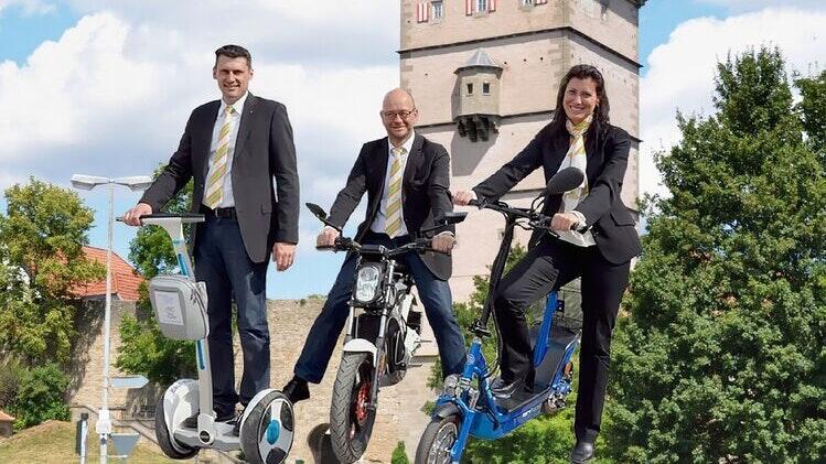 Nach wie vor voller Optimismus für den Antrieb aus der Steckdose sind die Modellstadt-Projektmanager: Jörg Geier, Leiter der Stabsstelle Kreisentwicklung Rhön-Grabfeld, Ulrich Leber, Geschäftsführer Stadtwerke Bad Neustadt, Bianca Benkert, M-E-NES Projektmanagement.