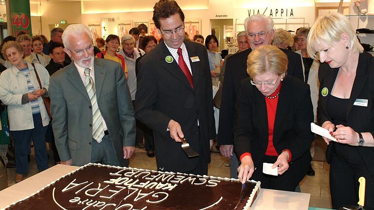 Oberbürgermeisterin Gudrun Grieser schneidet die Geburtstagstorte zum 40-jährigen Bestehen von Galeria Kaufhof in Schweinfurt an. Im Bild (von links) Chefdekorateur Hans-Jürgen Runge, Geschäftsführer Herwig Beck, Bruno Wawrzik, OB Gudrun Grieser und Angelika Seitz.&nbsp;