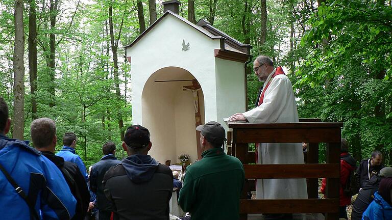 Pfarrer Peter Rüb auf der Freikanzel vor der Sodenbergkapelle im Jahr 2016.