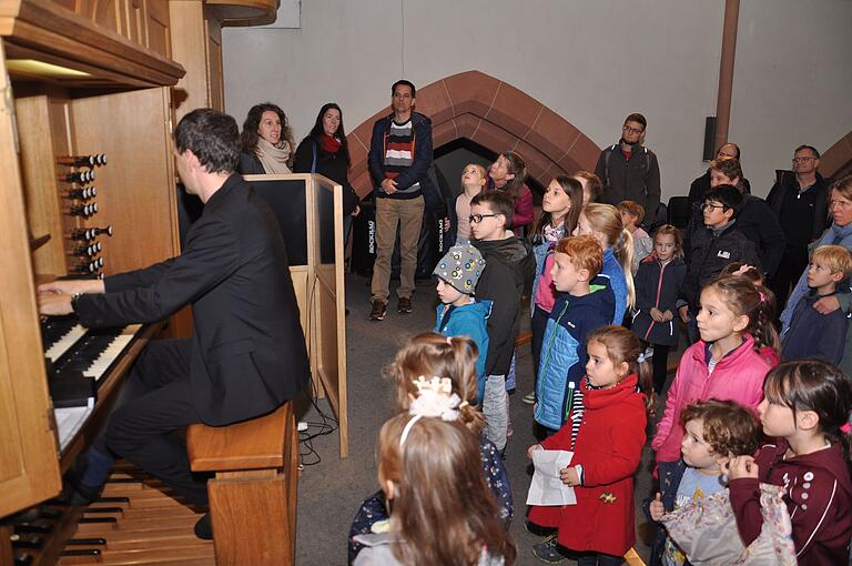 Wer wollte, durfte Severin Zöhrer beim Orgelspielen auf der Empore über die Schulter schauen. Wer wollte, durfte Severin Zöhrer beim Orgelspielen auf der Empore über die Schulter schauen.