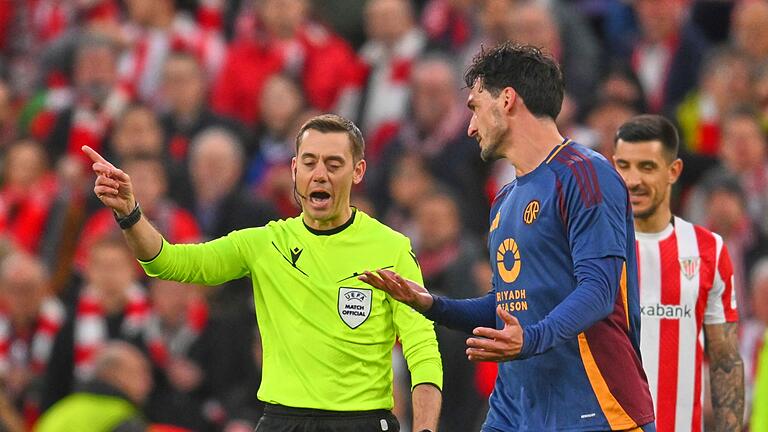 Athletic Bilbao - AS Rom       -  Mats Hummels (r) von der AS Rom wurde in der Partie gegen Athletic Bilbao früh vom Platz gestellt.