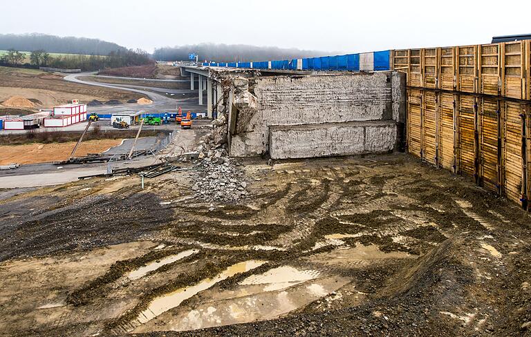 Im vollen Gang ist die Baustelle der Stettbach-Brücke auf der A7.