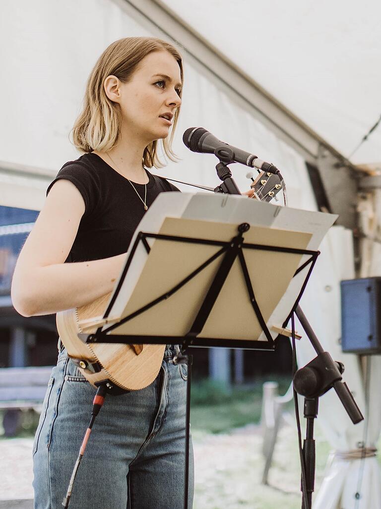 Singende Försterin Sarah Kolmeder.