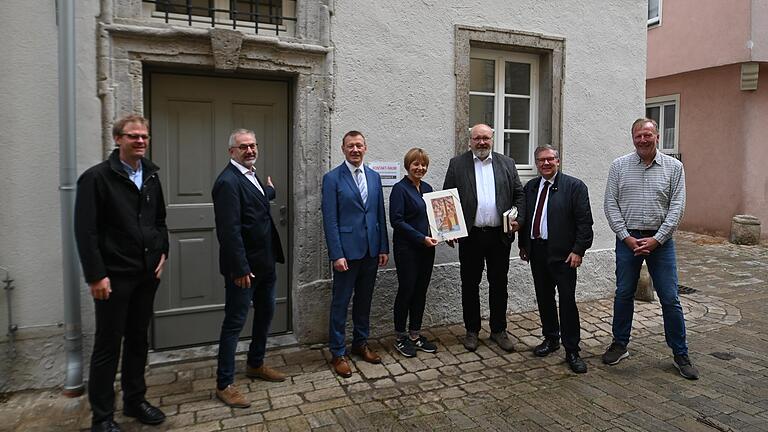 Nach umfassender Sanierung wurde das denkmalgeschützte Mesnerhaus in der Ochsenfurter Pfarrgasse der Öffentlichkeit vorgestellt. Im Bild von links: dritter Bürgermeister Tilo Hemmert, Architekt Ralf Hock, Bürgermeister Peter Juks, Martina Bausenwein von der Kirchenverwaltung, Pfarrer Oswald Sternagel, Landtagsabgeordneter Volkmar Halbleib und der Geschäftsführer des Caritasverbands, Stefan Weber.&nbsp;