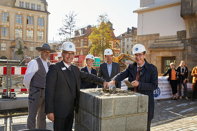 Bei der Grundsteinlegung dabei waren von links: Klaus Hayer, Geschäftsführer der Firma Bintrum, Alexander Weigand, Geschäftsführer der Beethovengruppe, 3. Bürgermeisterin Judith Jörg, Stadtbaurat Benjamin Schneider und Oberbürgermeister Christian Schuchardt. Bei der Grundsteinlegung dabei waren von links: Klaus Hayer, Geschäftsführer der Firma Bintrum, Alexander Weigand, Geschäftsführer der Beethovengruppe, 3. Bürgermeisterin Judith Jörg, Stadtbaurat Benjamin Schneider und Oberbürgermeister Christian Schuchardt.