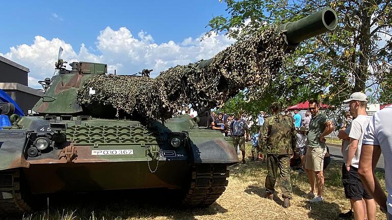 Großes Interesse gab es für die ausgestellten Panzer der Bundeswehr. Großes Interesse gab es für die ausgestellten Panzer der Bundeswehr. 