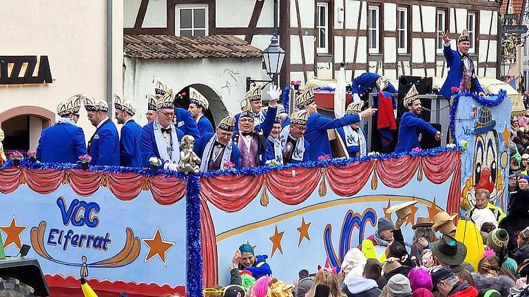 Imposanter 54. Rosenmontagszug in Veitshöchheim mit 16 Motivwägen, vier Musikgruppen 13 Fußgruppen mit über 900 Teilnehmenden ganz famos