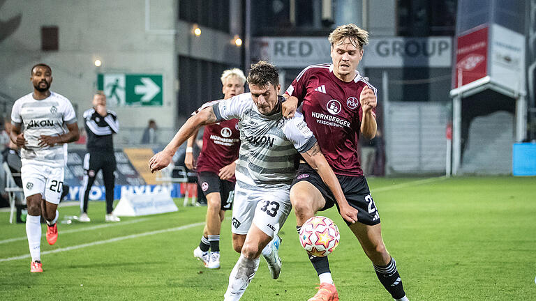 Führung verspielt, Elfmeter verschossen! Die Würzburger Kickers geraten beim Nachholspiel am Dienstag 17.09.24 nach einer überlegen geführten ersten Halbzeit gegen Nürnberg II ins Straucheln und müssen sich mit einem 2:2 zufriedengeben. Benjamin Girth (33) von den Würzburger Kickers im Zweikampf mit Nick Seidel (22) vom 1. FC Nürnberg II.