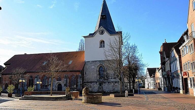Nicht nur auf dem Platz vor der Liebfrauenkirche in Neustadt am Rübenberge wird es nächstes Wochenende alles andere als ruhig sein: Die Neustadt-Familie trifft sich zum 37. Mal, und die Leine-Städter haben ein Programm auf die Beine gestellt, damit die über 1000 Neustädter aus ganz Europa richtig feiern können.FOTO: Petra Bieber