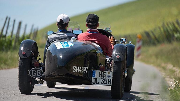 Oldtimerrallye in Wuerzburg       -  Einer der schönsten Abschnitte der Oldtimer-Rallye Sachs Franken Classic führt für Organisationschef Karlheinz Schott durch die Weinberge am Stein in Würzburg (Bild aus einem der Vorjahre).