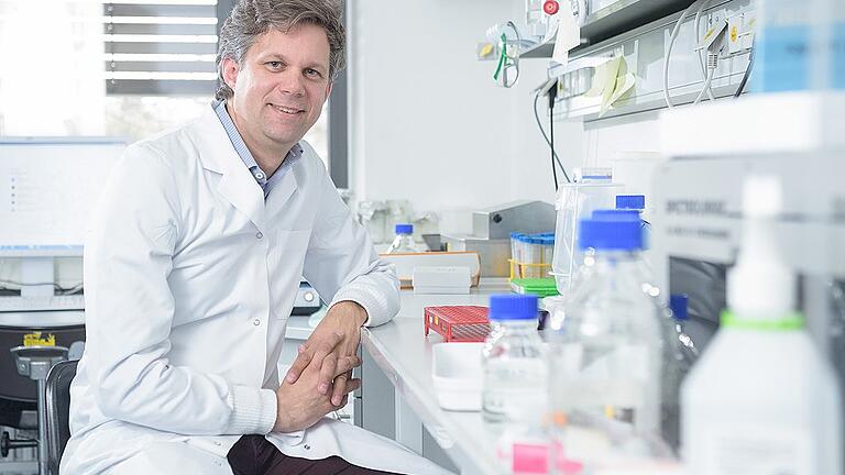Virologe Prof. Dr. Lars Dölken       -  Professor Lars Dölken im Labor am Institut für Virologie und Immunbiologie an der Julius-Maximilians-Universität in Würzburg.