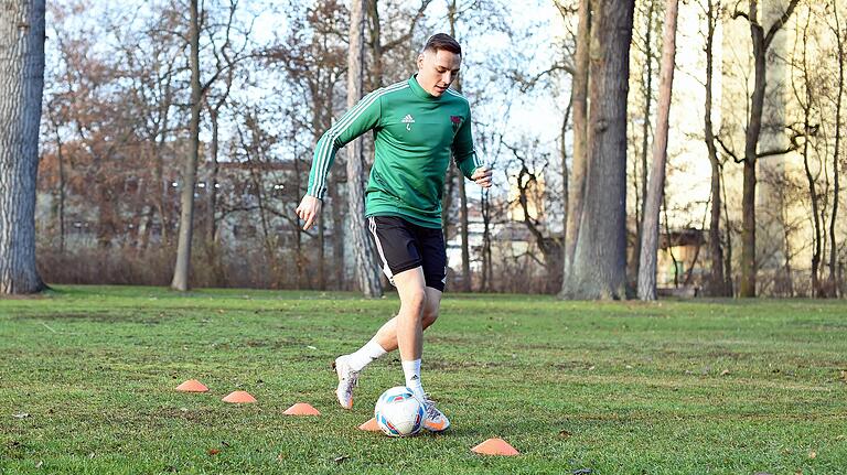 Fokus auf die enge Ballführung: Im Parcours gibt Martin Thomann auch in den Wehranlagen Vollgas. Fokus auf die enge Ballführung: Im Parcours gibt Martin Thomann auch in den Wehranlagen Vollgas.