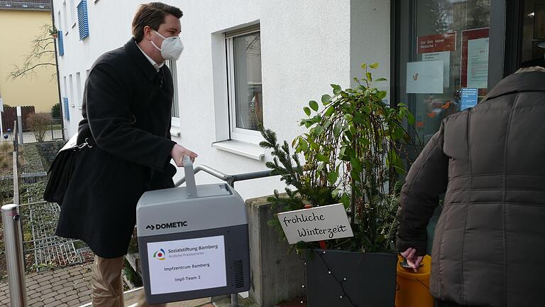 Trotz Kritik von Fachleuten: Bayern will den Corona-Impfstoff weiter in handelsüblichen Camping-Kühlboxen transportieren. Trotz Kritik von Fachleuten: Bayern will den Corona-Impfstoff weiter in handelsüblichen Camping-Kühlboxen transportieren.