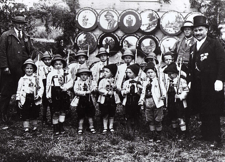 Integration: Die 'Jungschützen' des Krieger- und Schützenvereins Gaukönigshofen im Juni 1927. Die jüdischen Buben Alfred Kleemann, Max Vorchheimer, Günther Thalheimer und Fritz Krebs stehen in der ersten Reihe als Zweiter bis Fünfter von links.&nbsp;