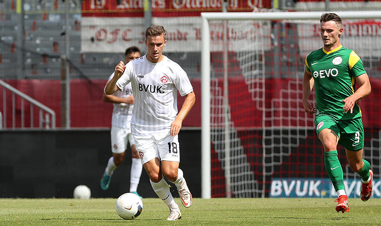 Schaltstation im Mittelfeld der Würzburger Kickers: Maximilian Zaiser (links gegen Offenbachs Törles Knöll ) Schaltstation im Mittelfeld der Würzburger Kickers: Maximilian Zaiser (links gegen Offenbachs Törles Knöll )