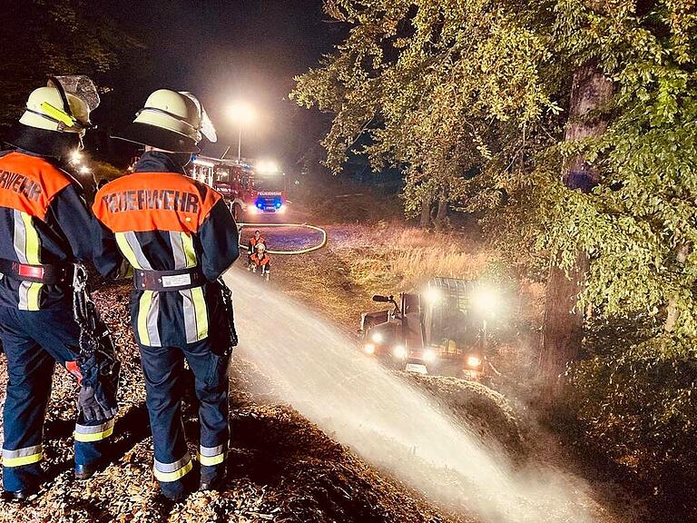 Bei Bramberg brannte ein großer Haufen Hackschnitzel, den die Feuerwehren aus Bramberg, Jesserndorf und Ebern löschten.