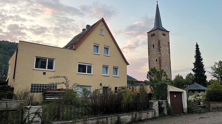 Am nördlichen Ende der Kärrnergasse befindet sich derzeit noch ein leerstehendes Wohnhaus aus den 50er-Jahren auf einem verwahrlosten Grundstück. Bald sollen hier mehrere Eigentumswohnungen entstehen und das Areal aufhübschen.